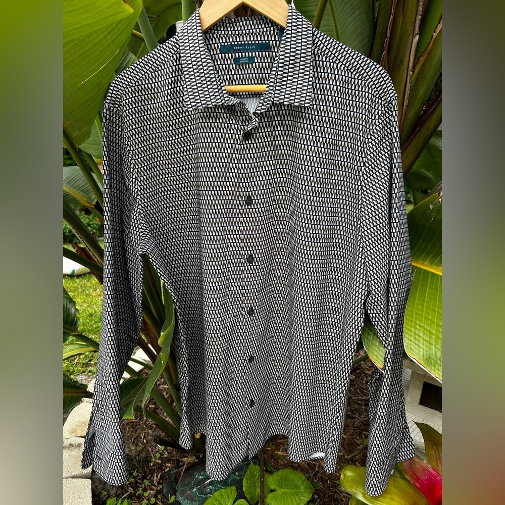 NWOT Perry Ellis Black and White Casual Button Down Shirt